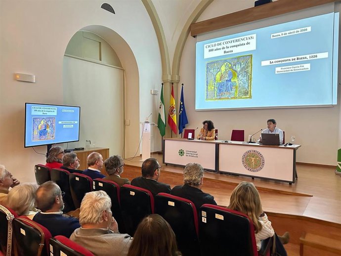 El catedrático de Historia de la Universidad de Extremadura, Francisco García, junto a la catedrática de Historia Medieval de la Universidad de Sevilla, Mª Antonia Carmona, durante la conferencia 'La conquista de Baeza'
