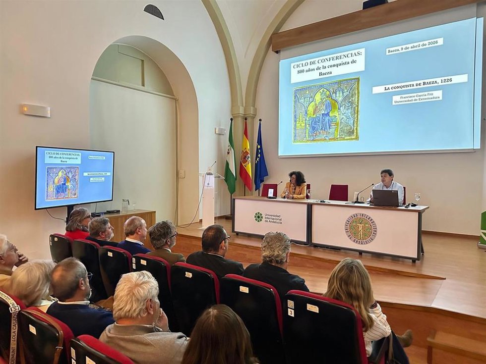 El catedrático de Historia de la Universidad de Extremadura, Francisco García, junto a la catedrática de Historia Medieval de la Universidad de Sevilla, Mª Antonia Carmona, durante la conferencia 'La conquista de Baeza'