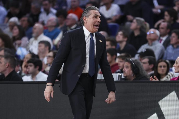 El entrenador del Real Madrid, Sergio Scariolo, durante un partido.