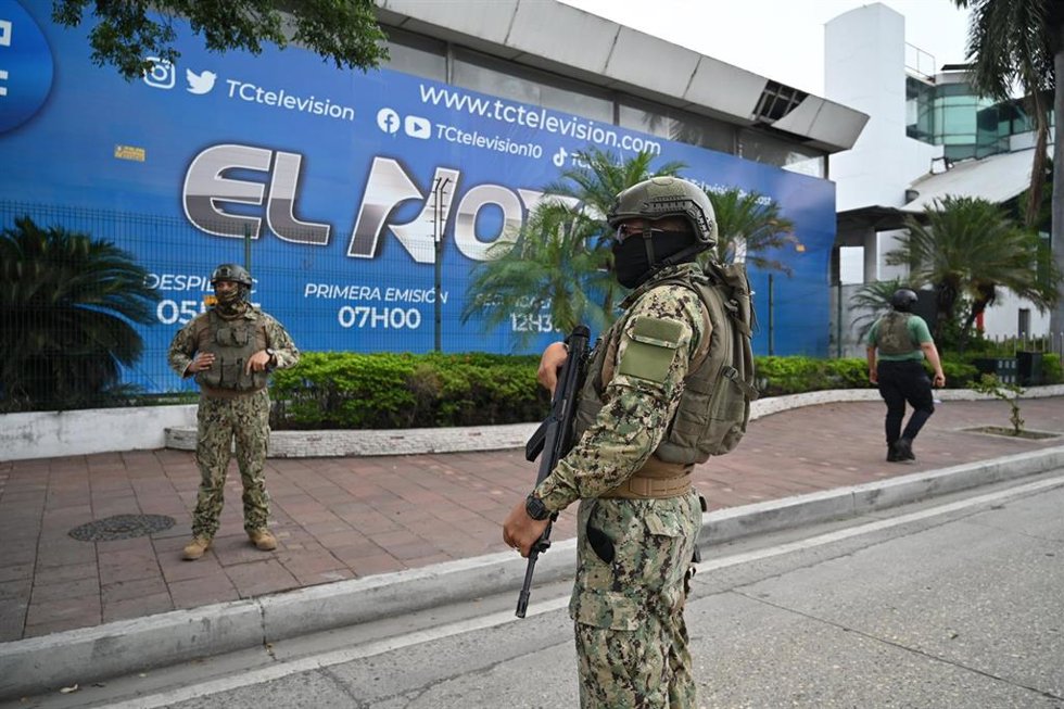 Archivo - Militares ecuatorianos en la sede de TC Televisión tras un ataque armado contra el medio de comunicación