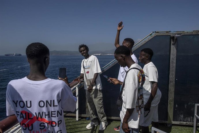 Archivo - Imagen de arhivo de varios hombres llegando al Puerto de Algeciras en ferry.