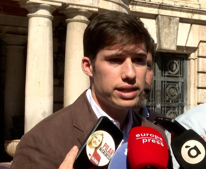 El portavoz del grupo socialista en el Ayuntamiento de València, Borja Sanjuán, en declaraciones a los medios de comunicación.