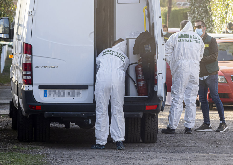 Varios agentes de la Guardia Civil Criminalística, en las inmediaciones del chalé de Óscar S., primer investigado del caso y último amigo que vio con vida a Esther López, a 10 de abril de 2022, en Traspinedo, Valladolid, Castilla y León (España).