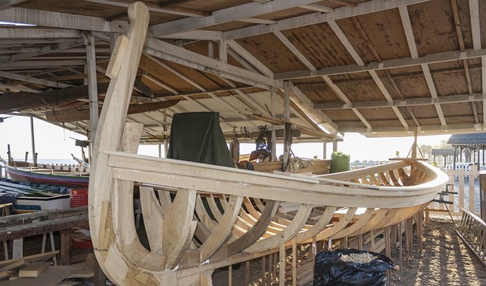 Archivo - Construcción de una jábega en una playa de la costa de la provincia de Málaga