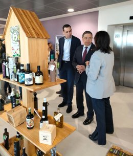 Luis Planas (c), junto a Juan Latorre y Asunción Ruiz, en el I Congreso Internacional sobre Agricultura y Biodiversidad.