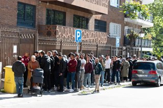 Varias personas hacen cola para entrar en la Embajada y Consulado de Marruecos, a 15 de abril de 2026, en Madrid (España). 