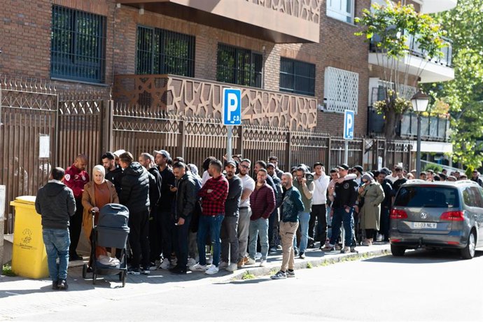 Varias personas hacen cola para entrar en la Embajada y Consulado de Marruecos, a 15 de abril de 2026, en Madrid (España). 