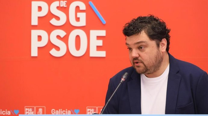 El diputado autonómico y portavoz de la Ejecutiva del PSdeG, Julio Torrado, en rueda de prensa