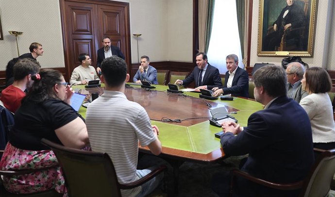El ministre de Transports, Óscar Puente, en la reunió amb les plataformes d'usuaris de tren