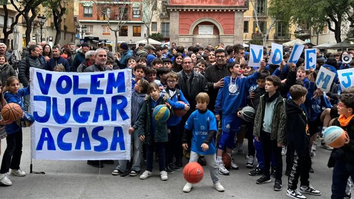 Participants del projecte 'Volem jugar a casa' dels Lluïsos de Gràcia