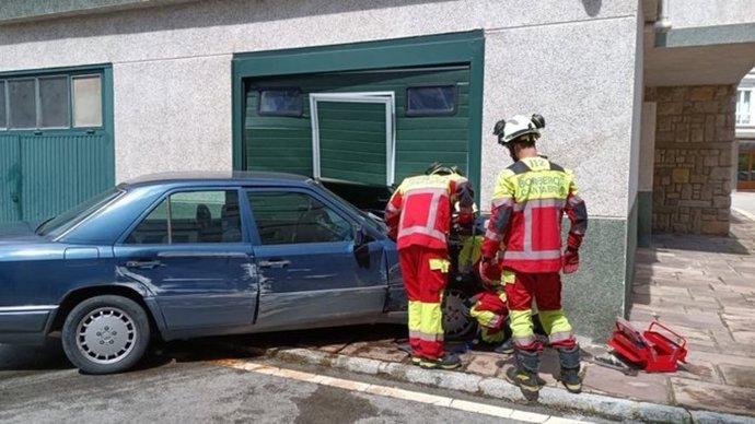 Un conductor se sale de la vía e impacta contra un garaje.