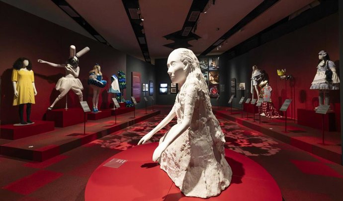 CaixaForum València propone un viaje onírico por los mundos de 'Alicia en el país de las maravillas'