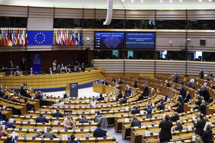 Archivo - Arquivo - 3 de outubro de 2020, Bélgica, Bruxelas: Os telões exibem os resultados do voto de confiança durante uma sessão plenária da Câmara Federal Belga, realizada no Parlamento Europeu, após a apresentação do novo governo federal belga.