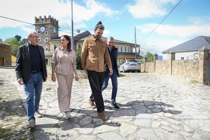 San Román de Cervantes, Lugo. El Secretario general de Reto Demográfico, Francisco Boya, junto al director de cine Óliver Laxe y la Presidenta de la Diputación Provincial de Lugo, Carmela López, visitan la comarca de Os Ancares