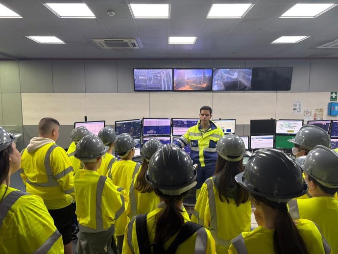 Estudiantes del IES Doña Leonor de Guzmán de Alcalá visitan la fábrica de Cementos Portland.