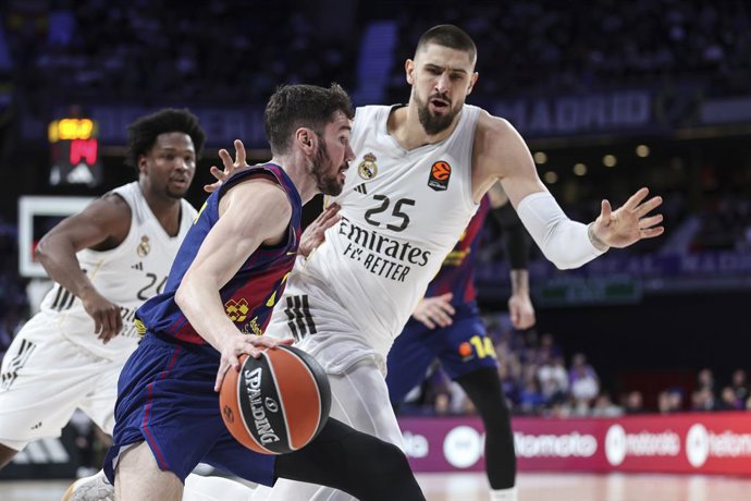 Archivo - Dario Brizuela of FC Barcelona and Alex Len of Real Madrid in action during the Turkish Airlines EuroLeague Regular Season Round 22 match between Real Madrid and FC Barcelona at Movistar Arena on January 16 2026, in Madrid, Spain.