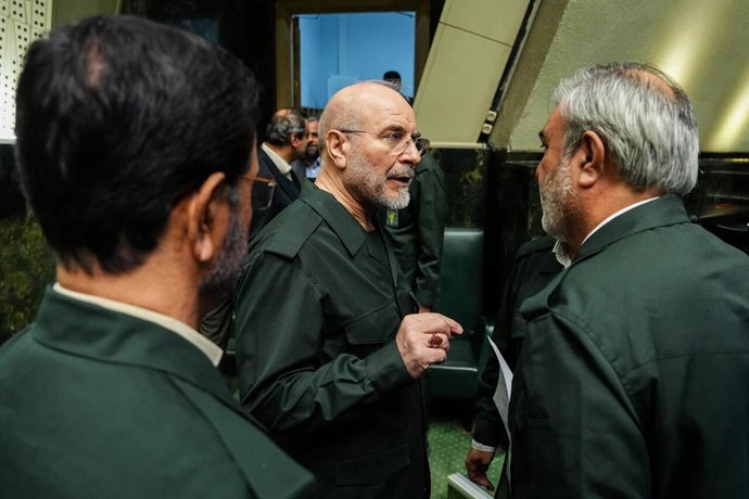Archivo - Arquivo - 1º de fevereiro de 2026, Teerã, Irã: O presidente do Parlamento iraniano, MOHAMMAD BAGHER GHALIBAF, vestindo um uniforme da Guarda Revolucionária Islâmica (IRGC), participa de uma sessão do Parlamento em Teerã.