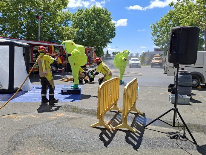 Bomberos del Consorcio lideran en Bormujos un simulacro de accidente de tráfico con riesgo químico.