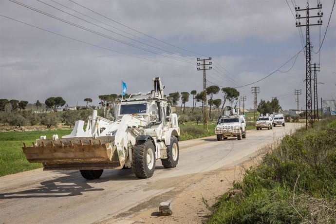 5 Abril, 2026 I Un convoy de la FINUL patrulla una calle en Marjaayoun, Líbano