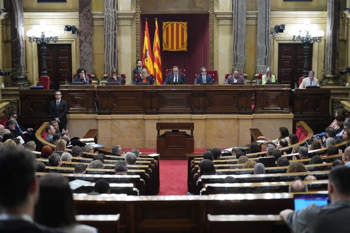 El presidente del Parlament, Josep Rull (c), durante un pleno en el Parlament de Catalunya, a 15 de abril de 2026, en Barcelona, Catalunya (España).
