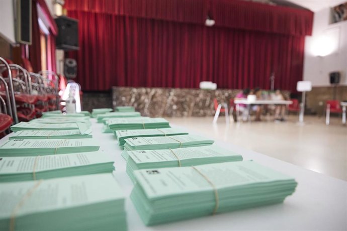 Archivo - Detalle de las papeletas de voto ubicada en una mesa durante el día de las elecciones a la presidencia de la Junta de Andalucía en el Colegio San Fernando Marista, a 19 de junio de 2022 en Sevilla (Andalucía, España)