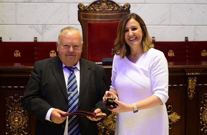 Archivo - Arxiu - L'alcaldessa de València, María José Catalá, junt amb l'alcalde pedáneo de Cases de Bàrcena, Mauella, Tauladella, Rafalell i Vistabella, José Manuel Gimeno Rodrigo, en una imatge durant la recepció d'alcaldessa pedáneos celebrada en el c