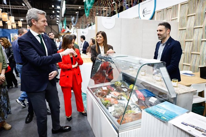 El presidente de la Xunta, Alfonso Rueda, acompañado de la conselleira do Mar, Marta Villaverde, en la 39 edición de Salón Gourmets de Madrid. IFEMA (Madrid)