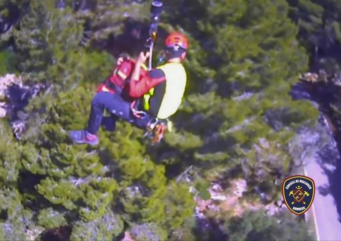 Rescate de una ciclista en la carretera de Sa Calobra.