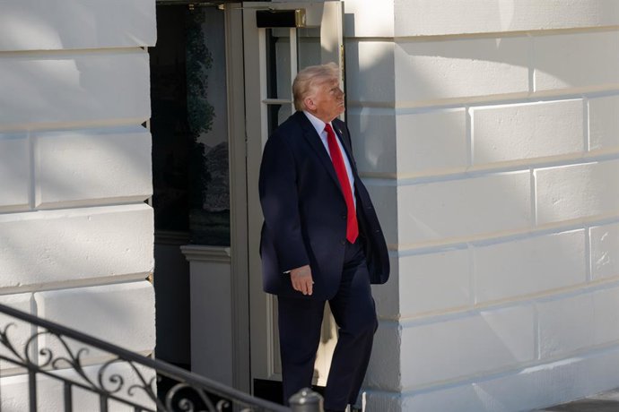 11 de abril de 2026, Washington, D.C., Estados Unidos: O presidente dos EUA, DONALD TRUMP, fala com a imprensa antes de embarcar no Marine One no Jardim Sul da Casa Branca, em Washington, D.C., EUA, em 11 de abril de 2026. O presidente respondeu a pergunt