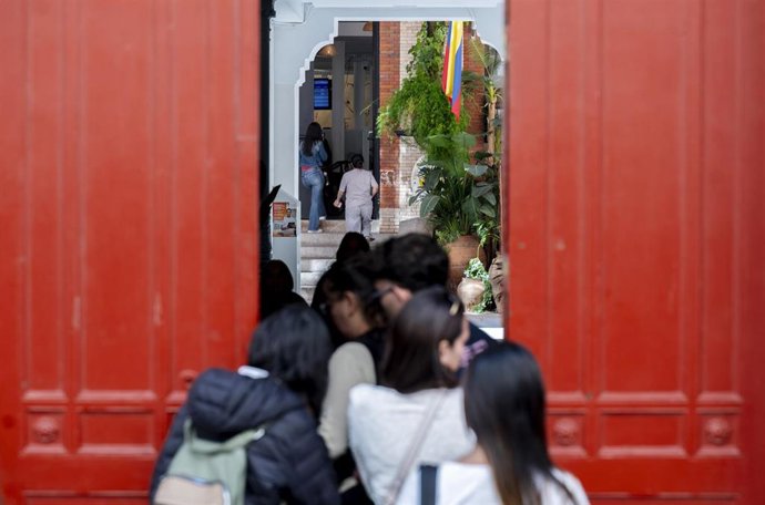 Varias personas hacen cola en el Consulado de Colombia, a 15 de abril de 2026, en Madrid