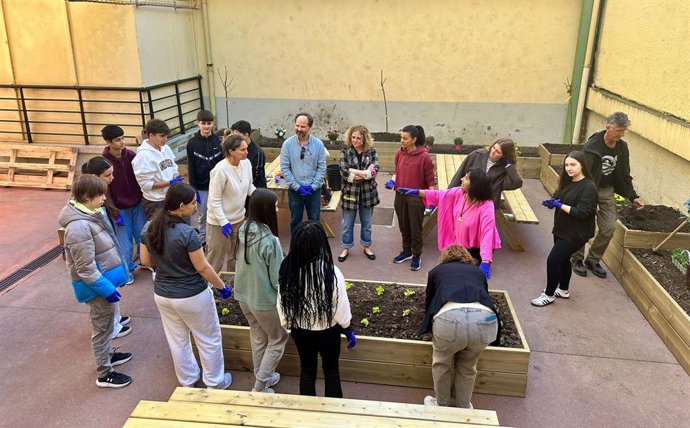 Alumnos de centros de Torrelavega adheridos a la Red de Huertos Escolares