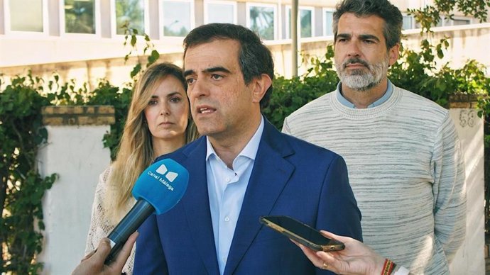 El candidato número uno de Vox por Málaga a las elecciones andaluzas, Antonio Sevilla, atiende a los medios.