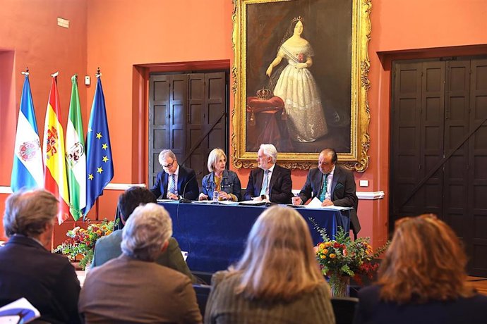 La alcaldesa de Jerez de la Frontera (Cádiz), María José García-Pelayo, presidiendo la Mesa del Caballo de cara a la celebración de la Feria