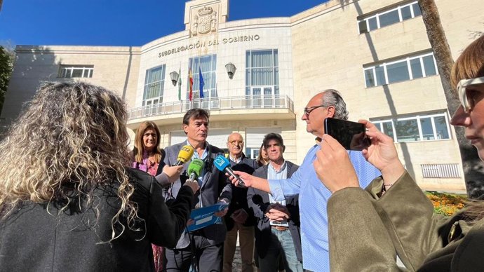 Agustín González atendiendo a los medios