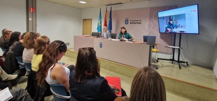 La consejera de Salud, Concepción Saavedra, y la directora general  de Cuidados y Coordinación Sociosanitaria, Rocio Allande.
