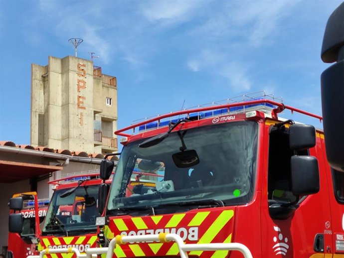 Archivo - Camiones del consorcio provincial de bomberos de la Diputación de Badajoz en el parque de Mérida.