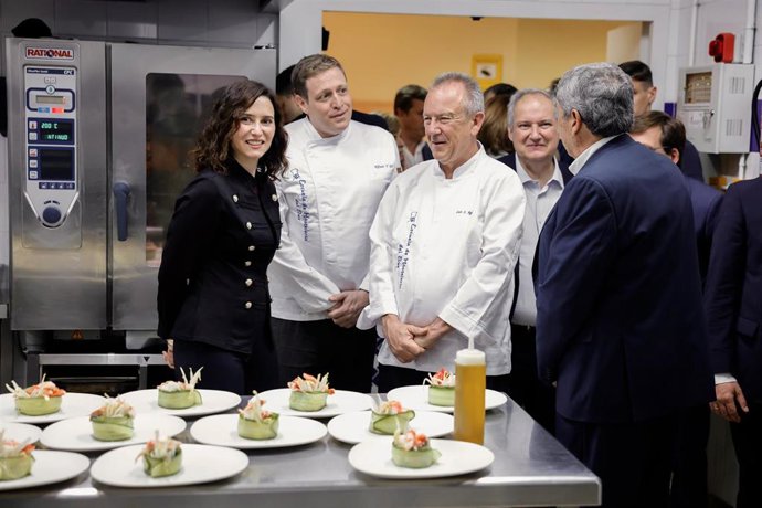 La presidenta de la Comunidad de Madrid, Isabel Díaz Ayuso, en su visita a la Escuela de Hostelería del Sur en Madrid