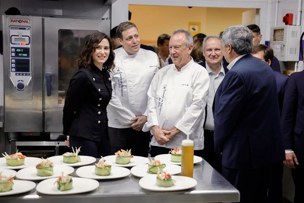 La presidenta de la Comunidad de Madrid, Isabel Díaz Ayuso, en su visita a la Escuela de Hostelería del Sur en Madrid