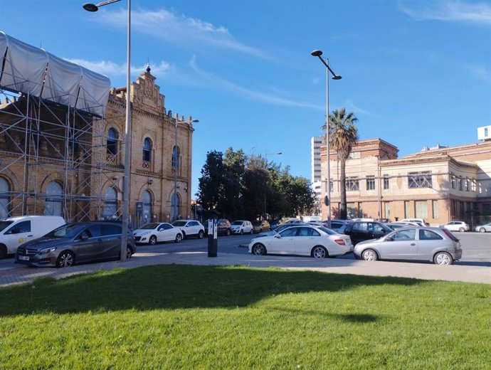 Archivo - Imagen de la antigua estación de tren de Huelva, con el Colegio de Ferroviarios de fondo.