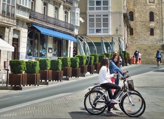 Bi neska bizikletan Gasteizen