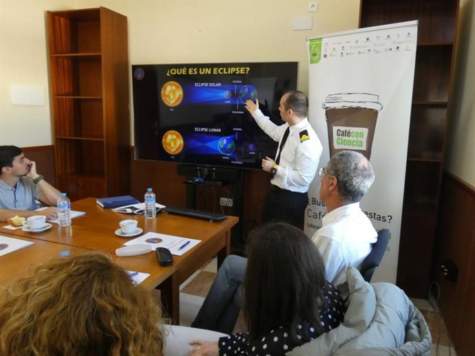 El teniente de Navío, Rafael Carrillo Navarro, explica los eclipses a docentes de Cádiz durante un Café con Ciencia de la Fundación Descubre