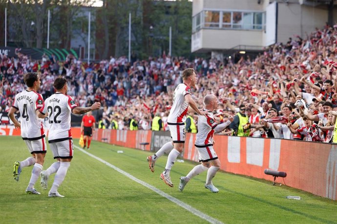 Pedro Díaz, Pacha Espino, Alemao e Isi Palazón (de izq a dcha) celebran un gol del Rayo Vallecano en la ida de los cuartos de final de la Conference League 2025-26 en el Estadio de Vallecas.