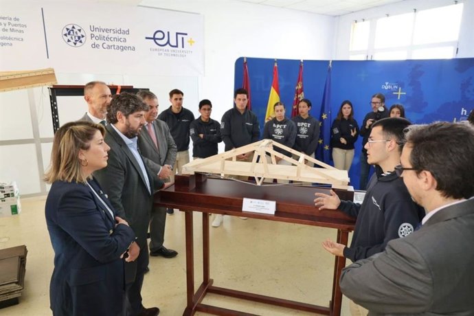 El jefe del Ejecutivo regional, Fernando López Miras; la alcaldesa de Cartagena, Noelia Arroyo, y el rector de la UPCT, Mathieu Kessler, visitan a los ganadores del Concurso Nacional de Puentes Agustín de Betancourt