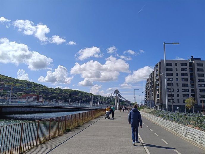 Cielos con algunas nubes en Bilbao (archivo)
