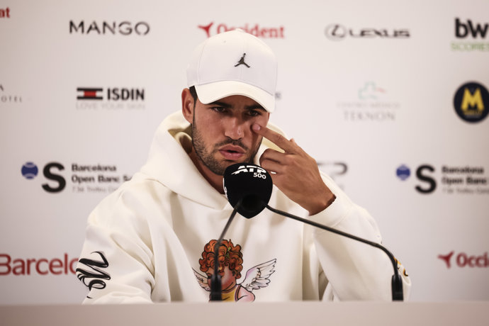El español Carlos Alcaraz comparece en rueda de prensa para anunciar su retirada del Barcelona Open Banc Sabadell-Conde de Godó 2026, en el Real Club de Tenis Barcelona, el 15 de abril de 2026, en Barcelona