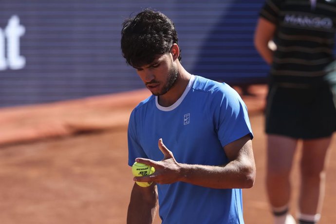 Carlos Alcaraz, da Espanha, em ação contra Otto Virtanen, da Finlândia, durante a partida da primeira rodada do torneio de tênis Barcelona Open Banc Sabadell - Conde Godo 2026, no quarto dia, no Real Club de Tenis Barcelona, em 14 de abril de 2026, em Bar