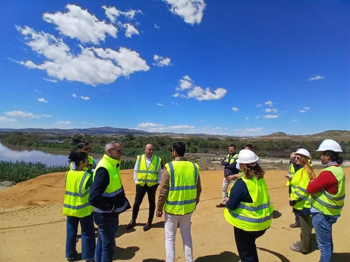 El delegado territorial de Agricultura, Antonio Mena, durante una visita técnica a Mojácar (Almería).