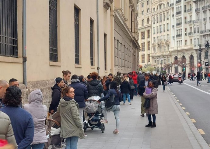 Archivo - Arxiu - Cua en l'oficina del padró de l'Ajuntament de València