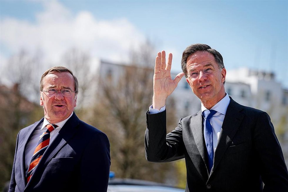 Boris Pistorius (i), ministro de Defensa de Alemania, recibe a Mark Rutte, secretario general de la OTAN, al inicio de la reunión del Grupo de Contacto sobre Ucrania ante el Ministerio Federal de Defensa.