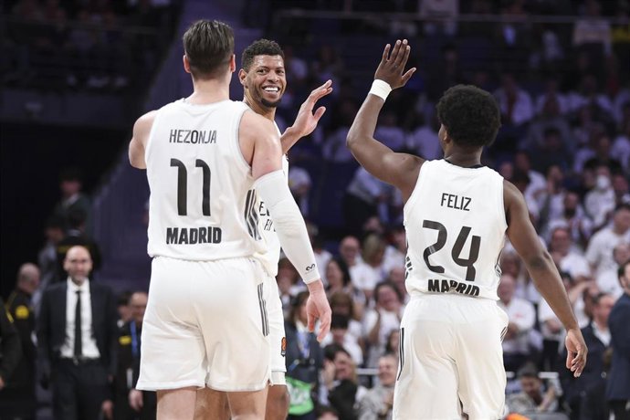 Archivo - Mario Hezonja, Walter Tavares y Andrés Feliz durante un partido del Real Madrid